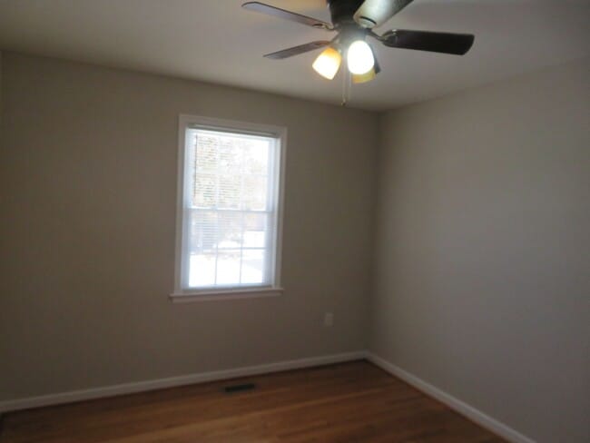 Building Photo - Colonial Heights