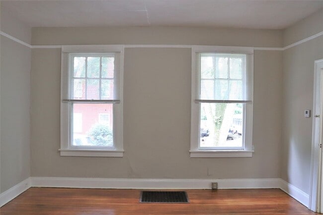 Building Photo - Carefree living with this 1-bedroom beauty...