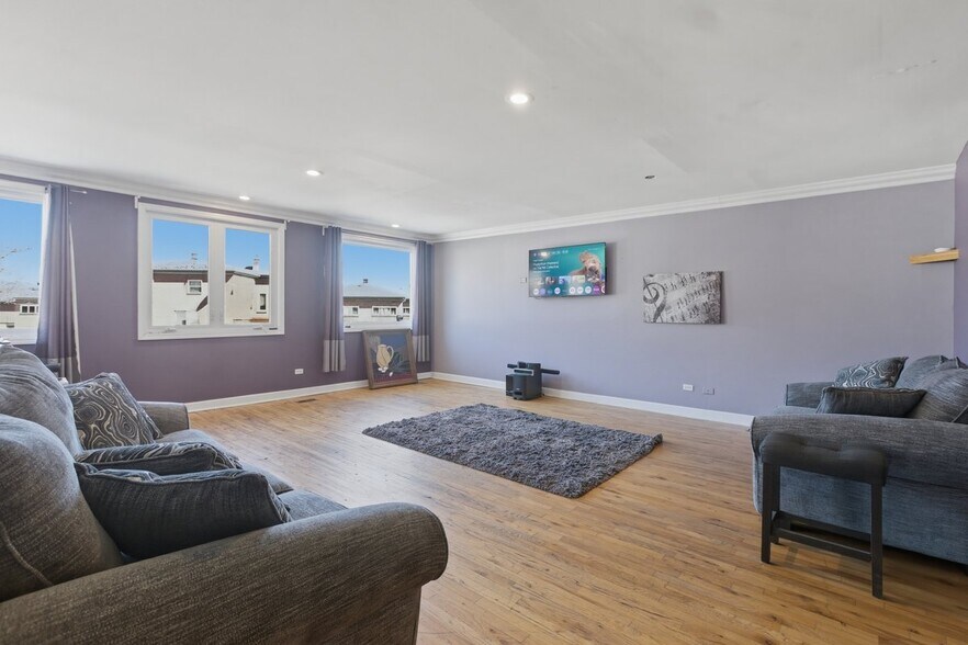 Building Photo - 1050 N Milwaukee Ave