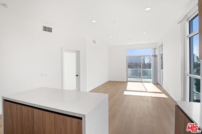 Building Photo - 164 Chestnut St