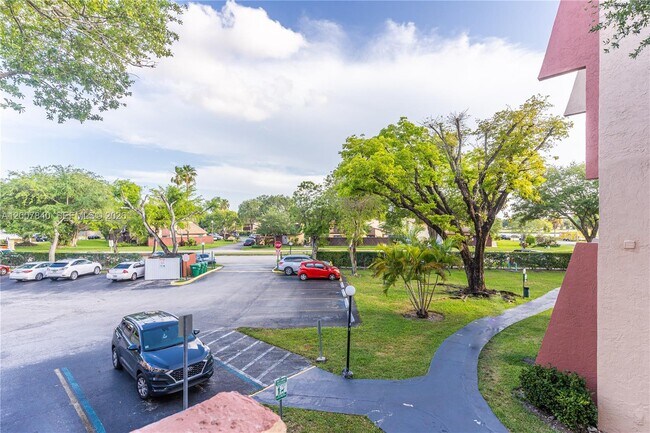 Building Photo - 13715 Kendale Lakes Cir