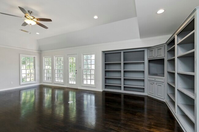 Building Photo - 810 Herdsman Dr