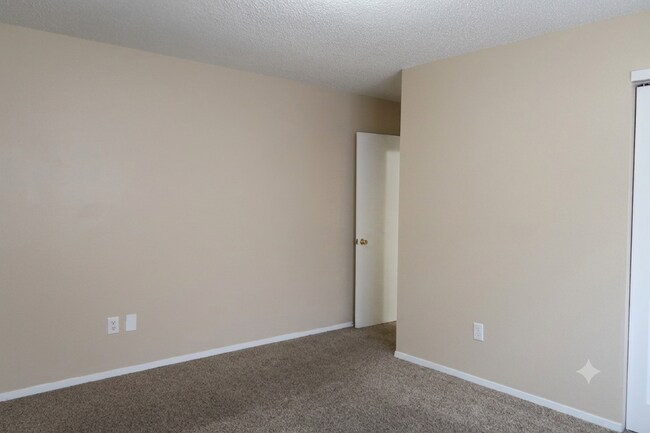 Building Photo - Spacious 3 Bedroom