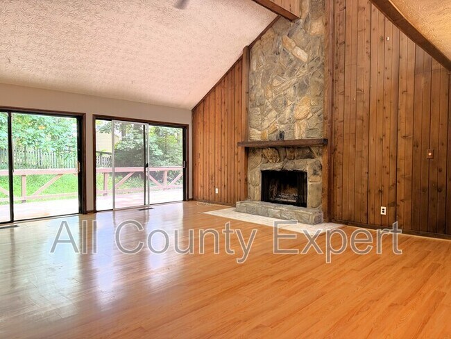 Building Photo - 1302 Colony Dr