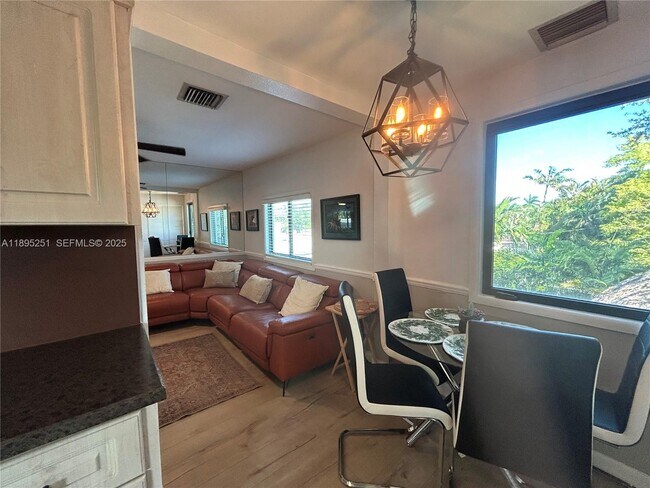 Building Photo - 1534 Monroe St