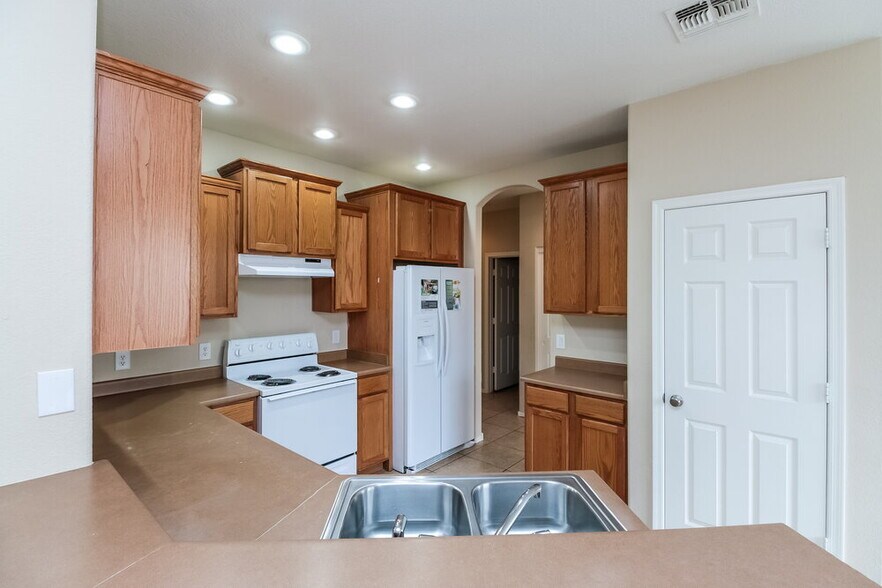 Building Photo - 6639 S 17th Ave