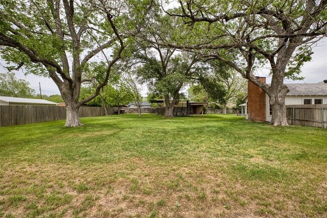 Building Photo - 500 W Austin St