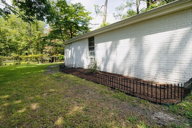 Building Photo - Stunning 3 Bedroom, 2 Bathroom in West Col...