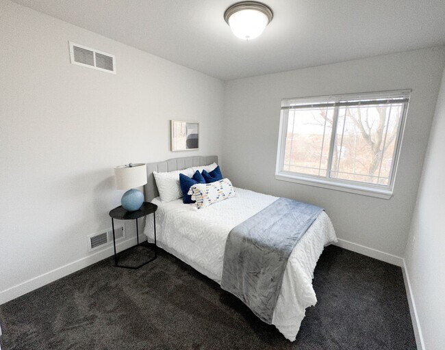 Building Photo - 2 Bed / 2.5 Bath Townhome for rent in Cottage Grove!