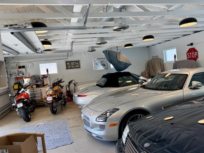 Building Photo - 337 SW 23rd Rd