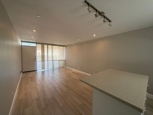 Building Photo - Modern Vintage in Old Town