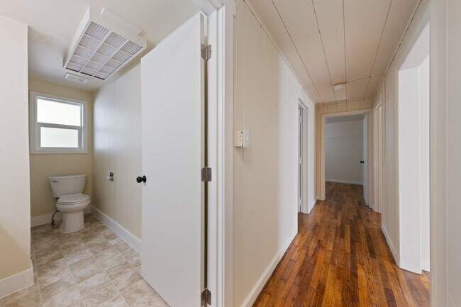 Building Photo - *MOVE IN SPECIAL!* Updated 3 bedroom duplex