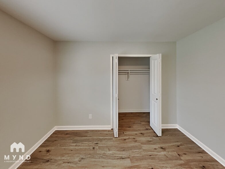 Building Photo - 14839 Greenvalley Dr