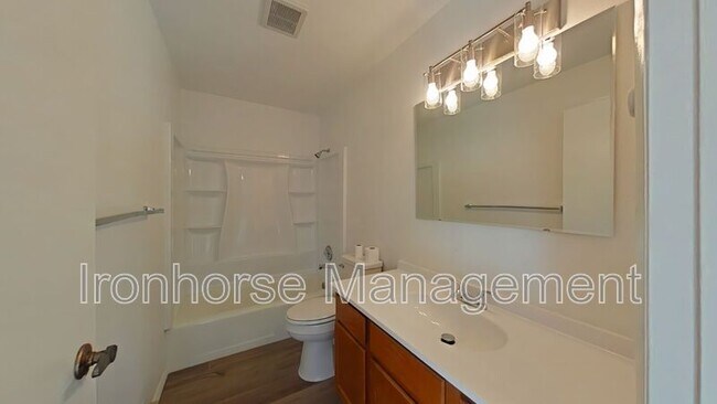 Building Photo - 811 W Villard St