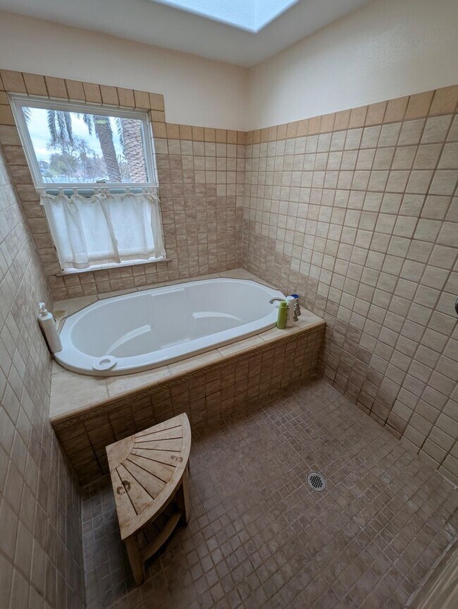 Building Photo - Spacious Upstairs Master Bedroom for Rent