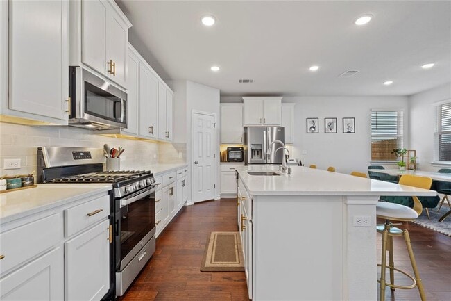 Building Photo - 3007 Salvidar Bend