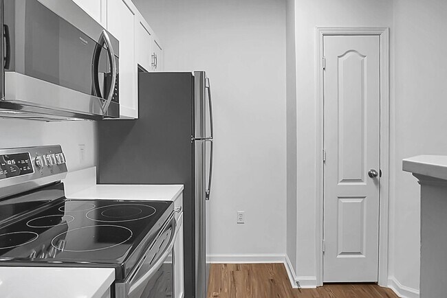 Building Photo - MOVE IN SPECIAL - 50% off First Month's Re...