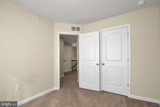 Building Photo - 121 High Pointe Dr