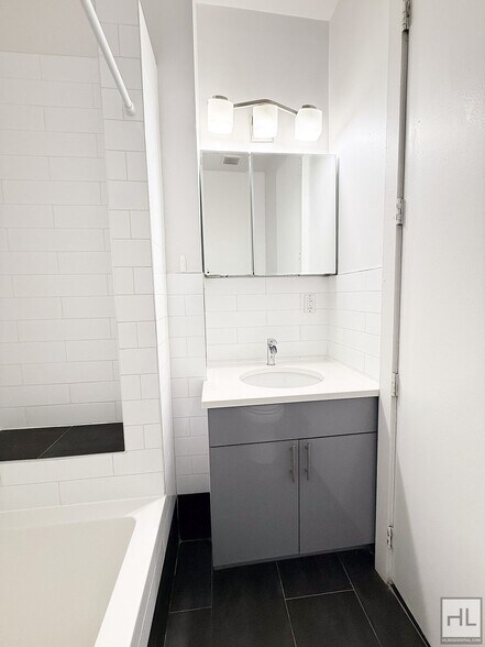 Building Photo - EASTERN PARKWAY / Crown Heights Studio 1-Bath