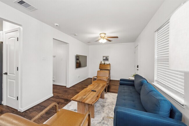 Building Photo - 2212 Rosewood St