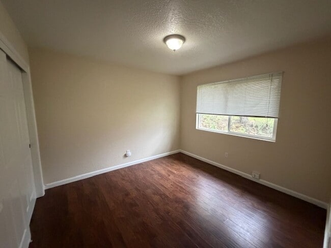 Building Photo - AVAILABLE NOW!!  Adorable Unit Near Downtown Sonora!  Newly Painted Throughout!