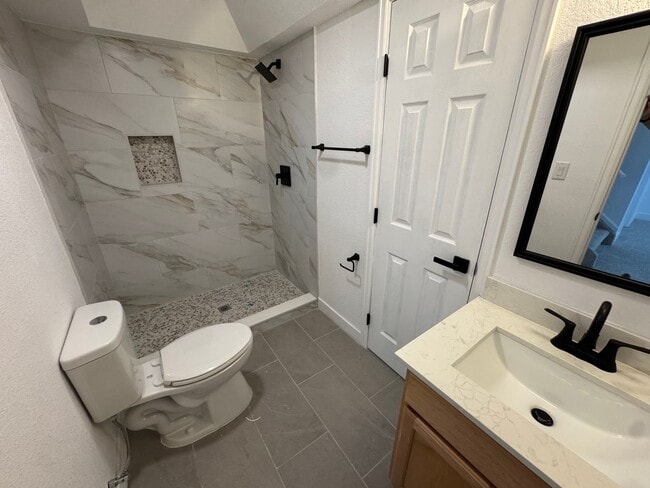 Building Photo - Completely Remodeled Home in Englewood