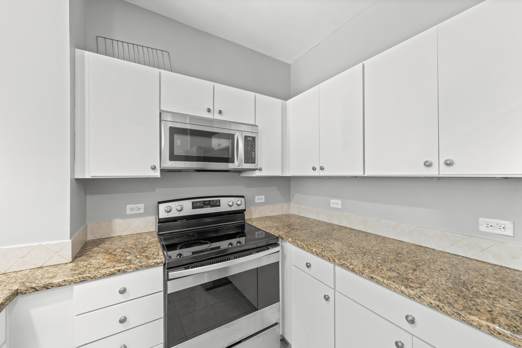 Building Photo - 655 Riverside Dr