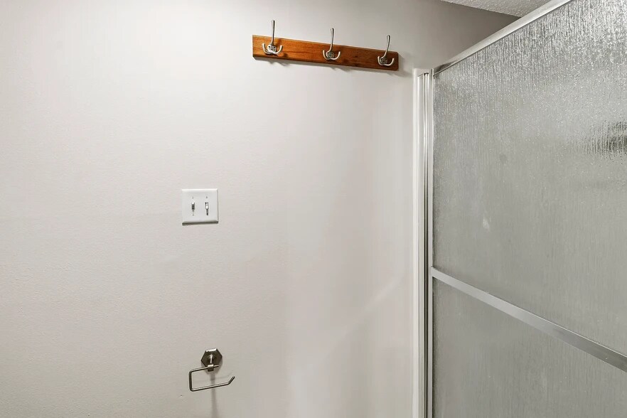 Building Photo - 2103 Melrose Dr