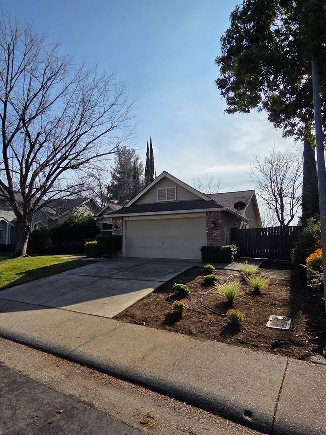 Building Photo - Super clean! 3 Bdrm, 2 Bath near Lembi Park