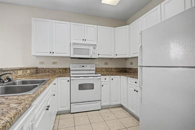 Building Photo - 3BD, 2BA condo with All Utilities included