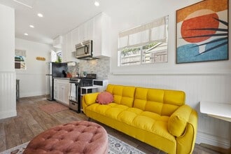 Building Photo - Stunning 1 Bedroom/1 Bathroom in Oceanside!