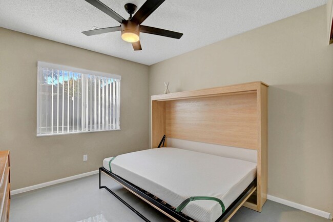 Building Photo - Fully Furnished, One Story, Near Strip, All Utilities Included with Flexible Lease Terms