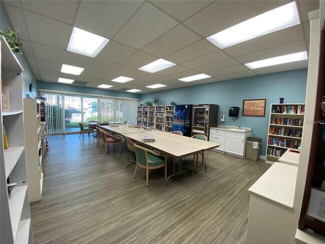 Building Photo - 7600 Sun Island Dr S