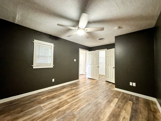 Building Photo - Located just off the Marsha Sharp Freeway!