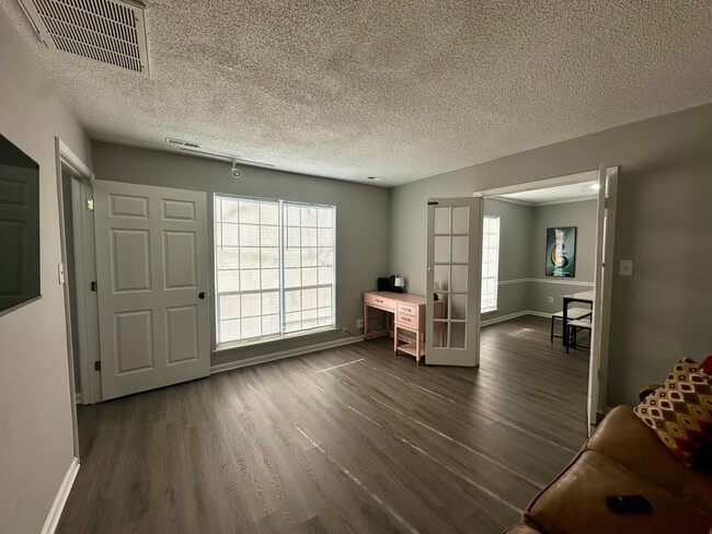 Building Photo - 9501 Pondside Ln