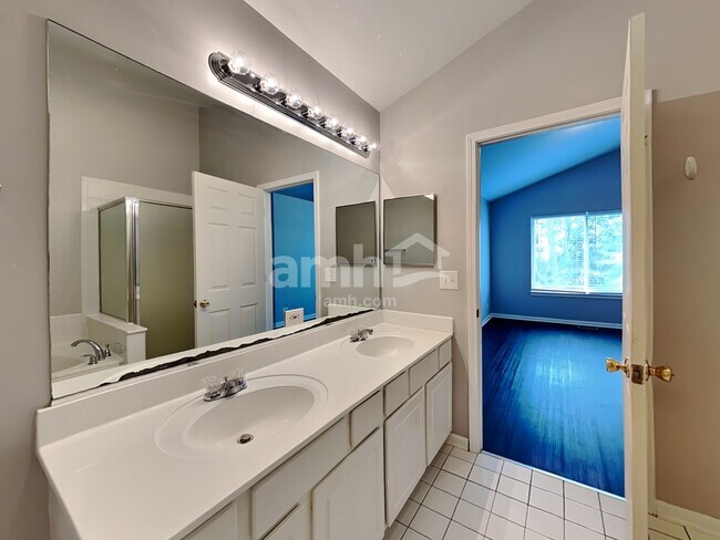 Building Photo - 9921 Bedford Dr