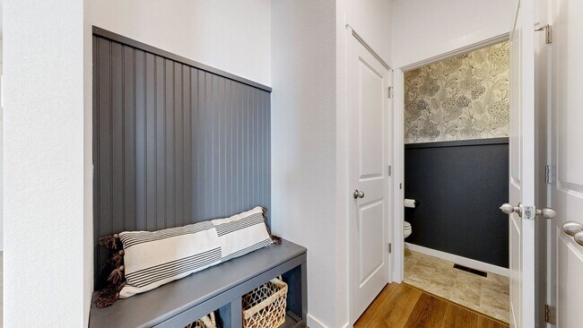 Building Photo - Like New Home W/ 3 Bed, Office, & Loft