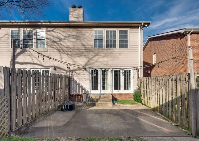 Building Photo - Awesome 2BE/2.5BA duplex Incredible location near Vanderbilt University!