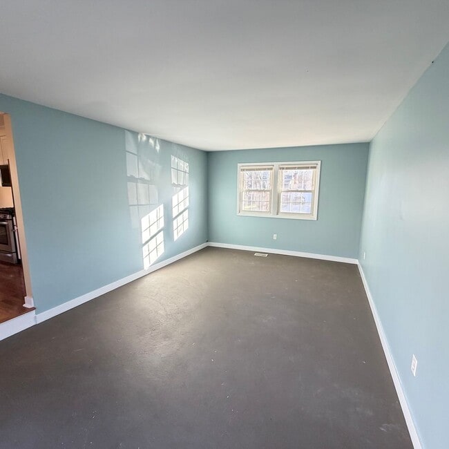 Building Photo - Four Bedroom Home in Forest Hills Schools!