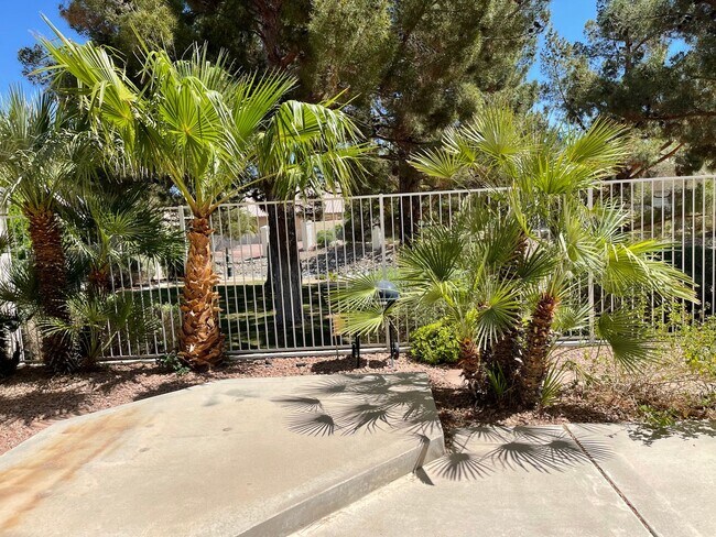 Building Photo - Charming 3-Bedroom Home Backing to Greenway with Golf Course Access