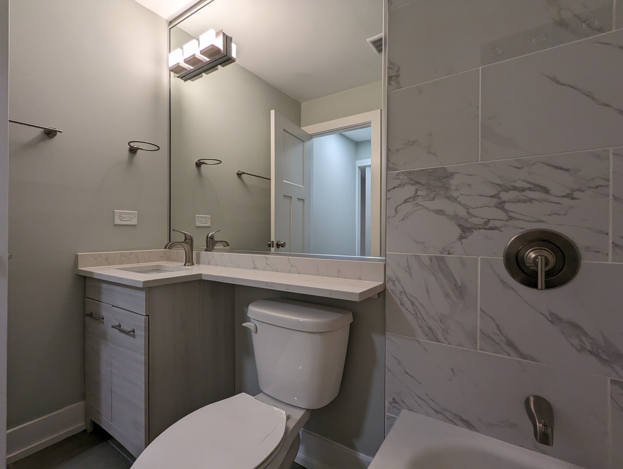 Building Photo - 456 W Barry Ave