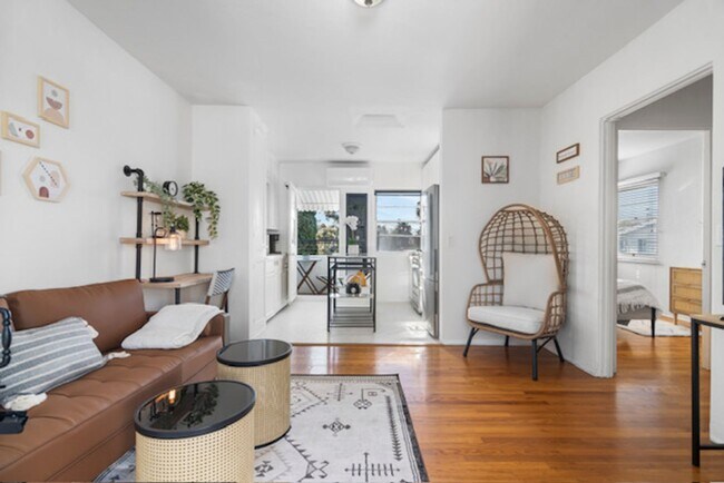Primary Photo - Beautiful 1B/1BA Upstairs Furnished Apt in...