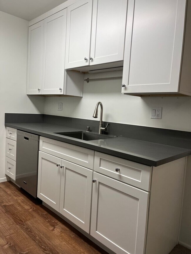 Building Photo - COZY LOWER 1BD/ 1 BATH - Free last month