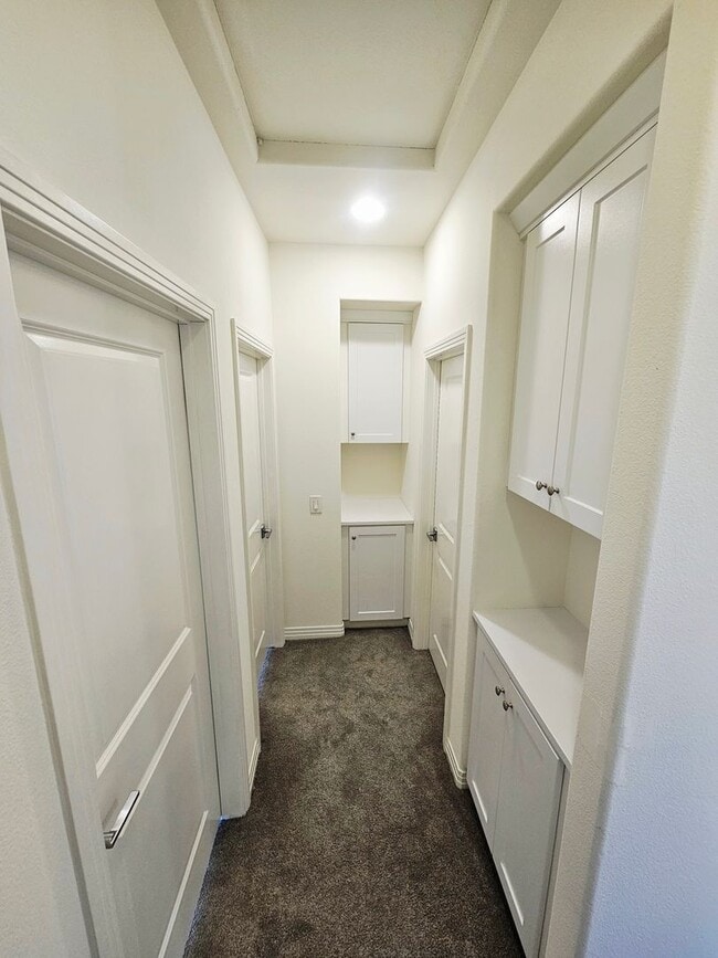 Building Photo - Gorgeous Stand Alone Town Home / Rolling Hills Golf Club is your Back Yard