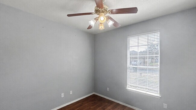 Building Photo - 3 Bed, 2 Bath Home with Garage & Fenced Yard / Pet-Friendly / Available now!