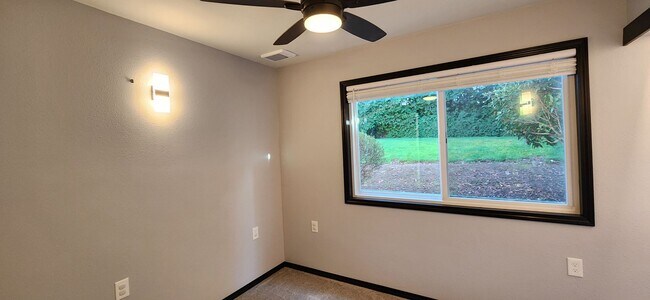 Building Photo - 3 bedroom 2 bath First Floor Condo in Lake Stevens $2395.00