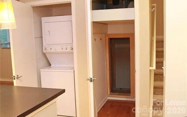 Building Photo - 2125 Southend Dr