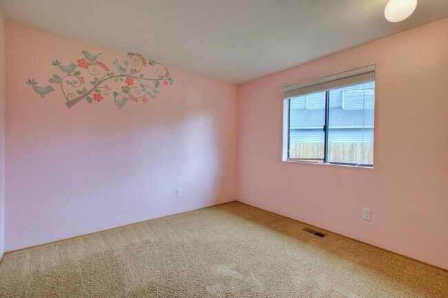 Building Photo - Bright & Spacious Rambler off of Cul-de-Sac