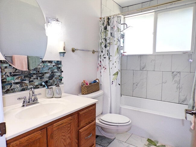 Building Photo - 4501 Pine Tree Dr