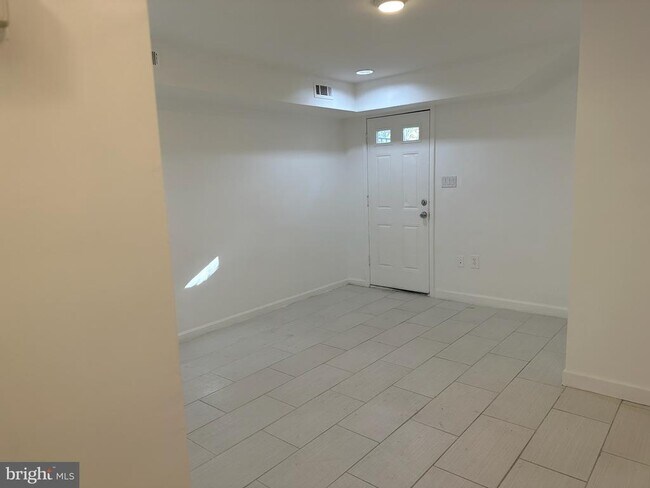 Primary Photo - 1342 Levis St NE